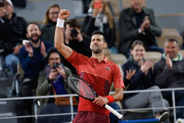 Djokovic’s title defense alive after 3 a.m. finish