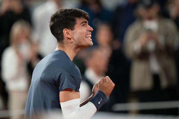 Alcaraz blows past Tsitsipas, to face Sinner next