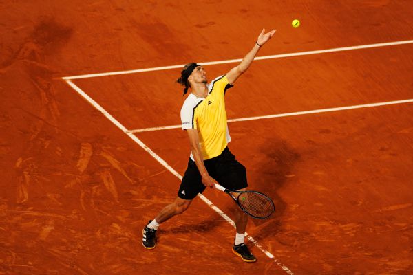 Zverev back in French semis as win streak at 11