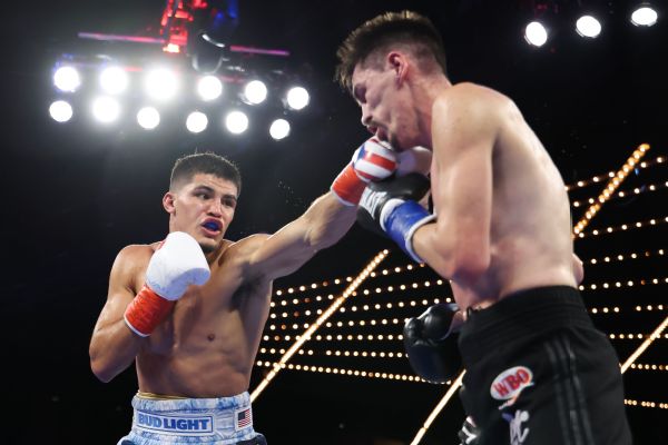 Zayas stays unbeaten with domination of Teixeira
