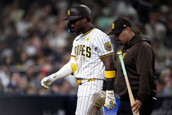Padres' Profar exits win; dealing with sore knee