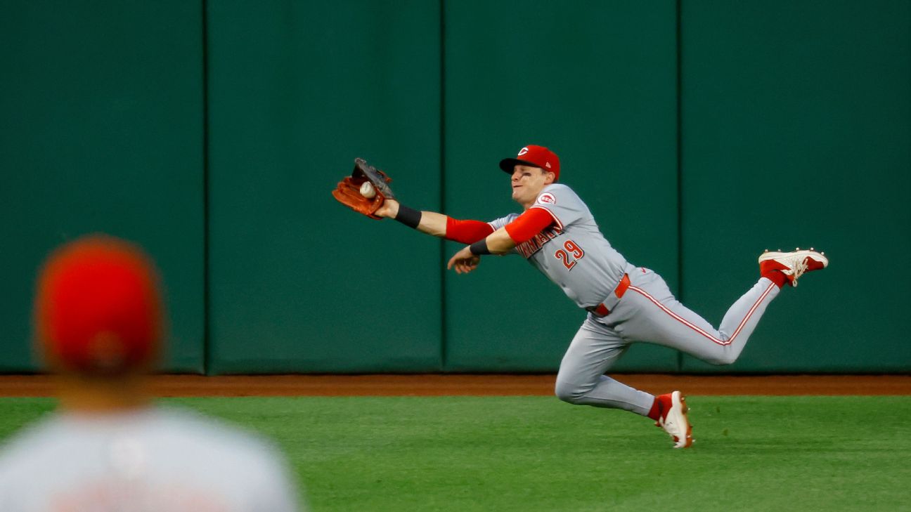 Reds' TJ Friedl (hamstring tightness) exits after diving catch - ESPN