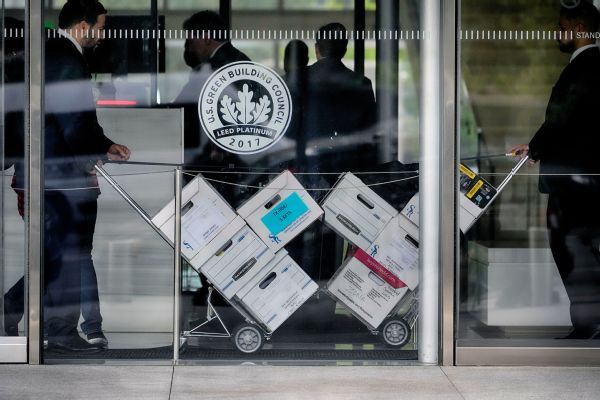 Case documents are wheeled into federal court  [600x400]