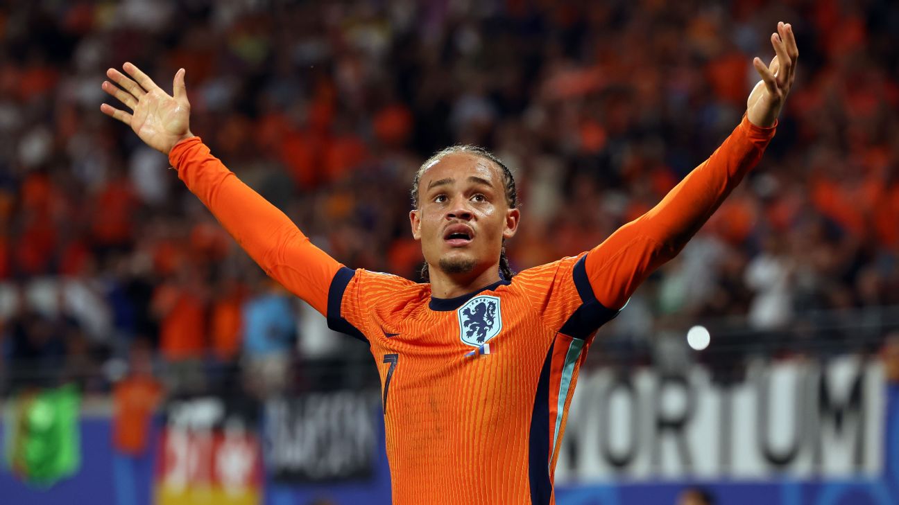 RASGOU ELOGIOS! Craque da Seleção Holandesa fala sobre o Corinthians e Memphis Depay