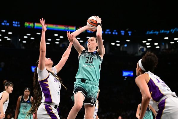 Breanna Stewart keys Liberty's win with historic first half