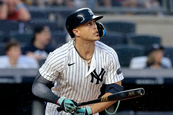 Yankees' Giancarlo Stanton pulled from game due to hamstring