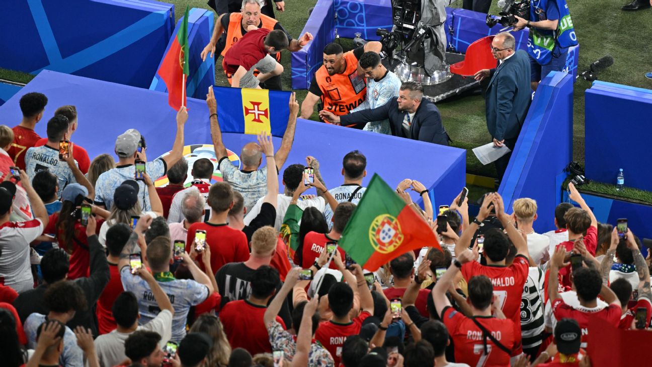 Ronaldo just avoids fan who jumped from crowd www.espn.com – TOP