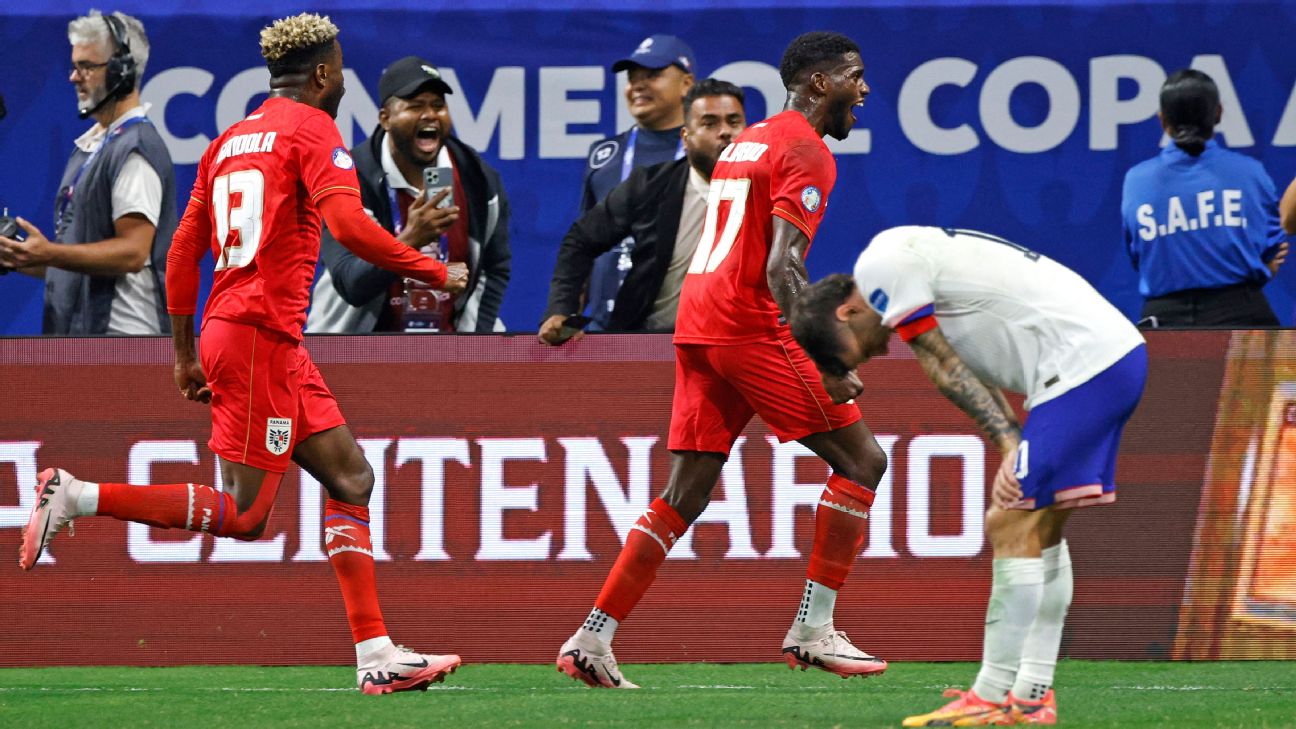 10-man U.S. loses late to Panama in chaotic finish