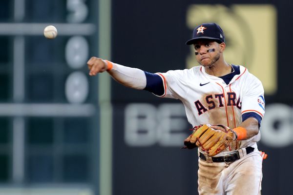 Astros' Jeremy Pena misplays fly during in-game interview
