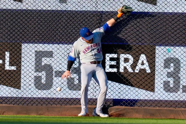 Mets' Bader exits after crashing into outfield wall