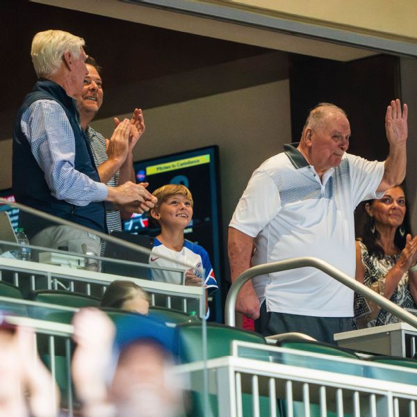 Cox given standing-O in rare visit to Braves park