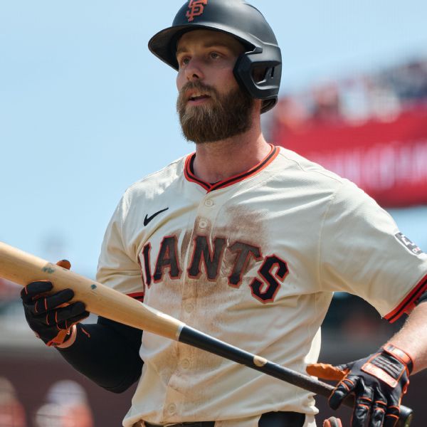 Short-handed Reds acquire OF Slater from Giants