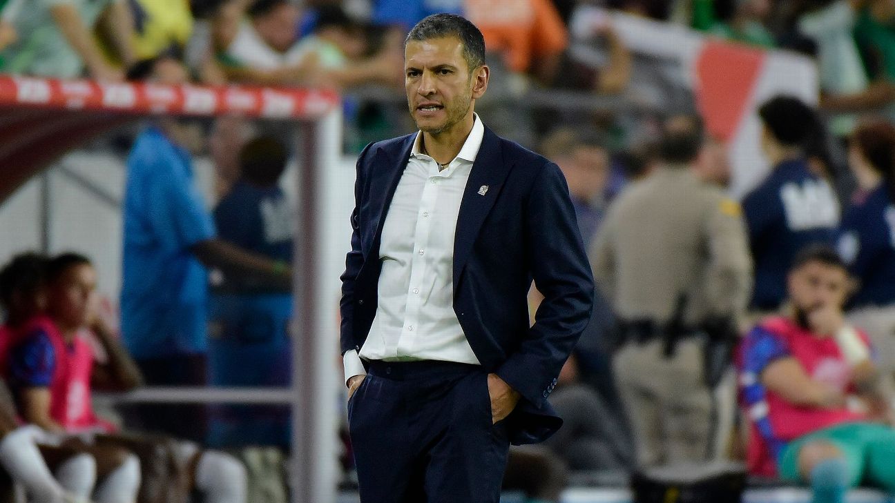 Sources: Mexico set to replace Lozano as coach