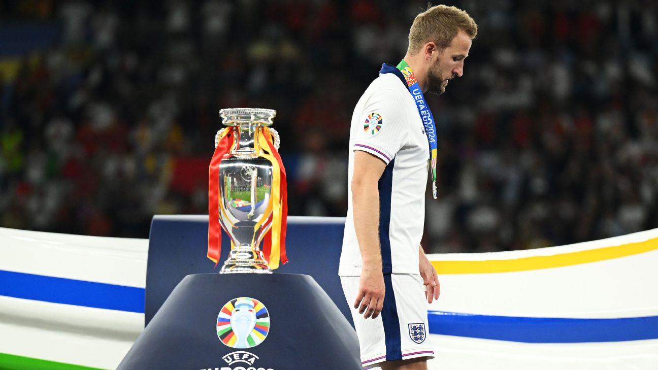 England's Kane 'heartbroken' as team flies to UK
