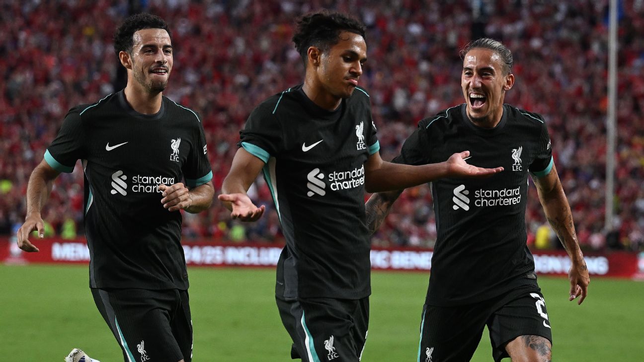Salah shines as Liverpool hand Man Utd warning