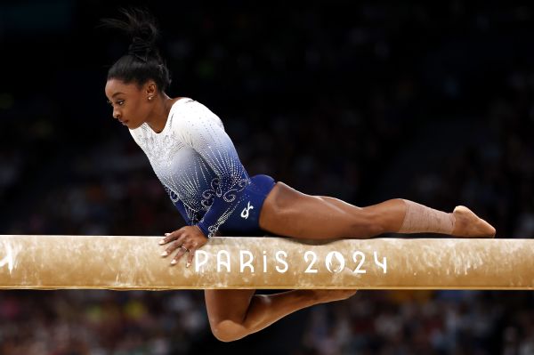 Biles slips off balance beam, misses medal stand