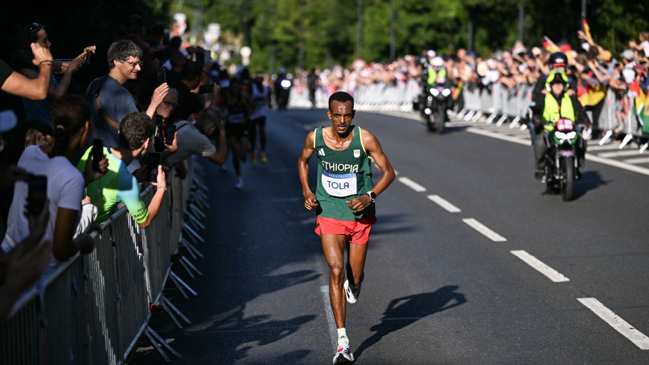 Tola wins brutal Paris marathon; Kipchoge DNF