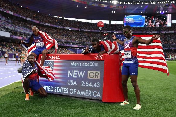 U.S. men, women take gold in 4x400m relays