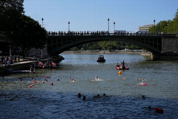 Three German swimmers fall ill after races in Seine