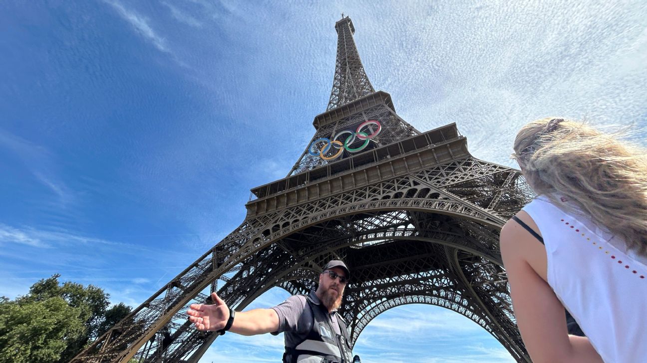 Man climbing Eiffel Tower prompts evacuation