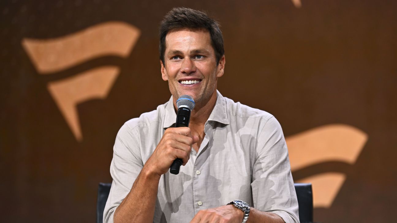 Tom Brady takes ‘little’ jab at Giants QB Jones at Fanatics Fest