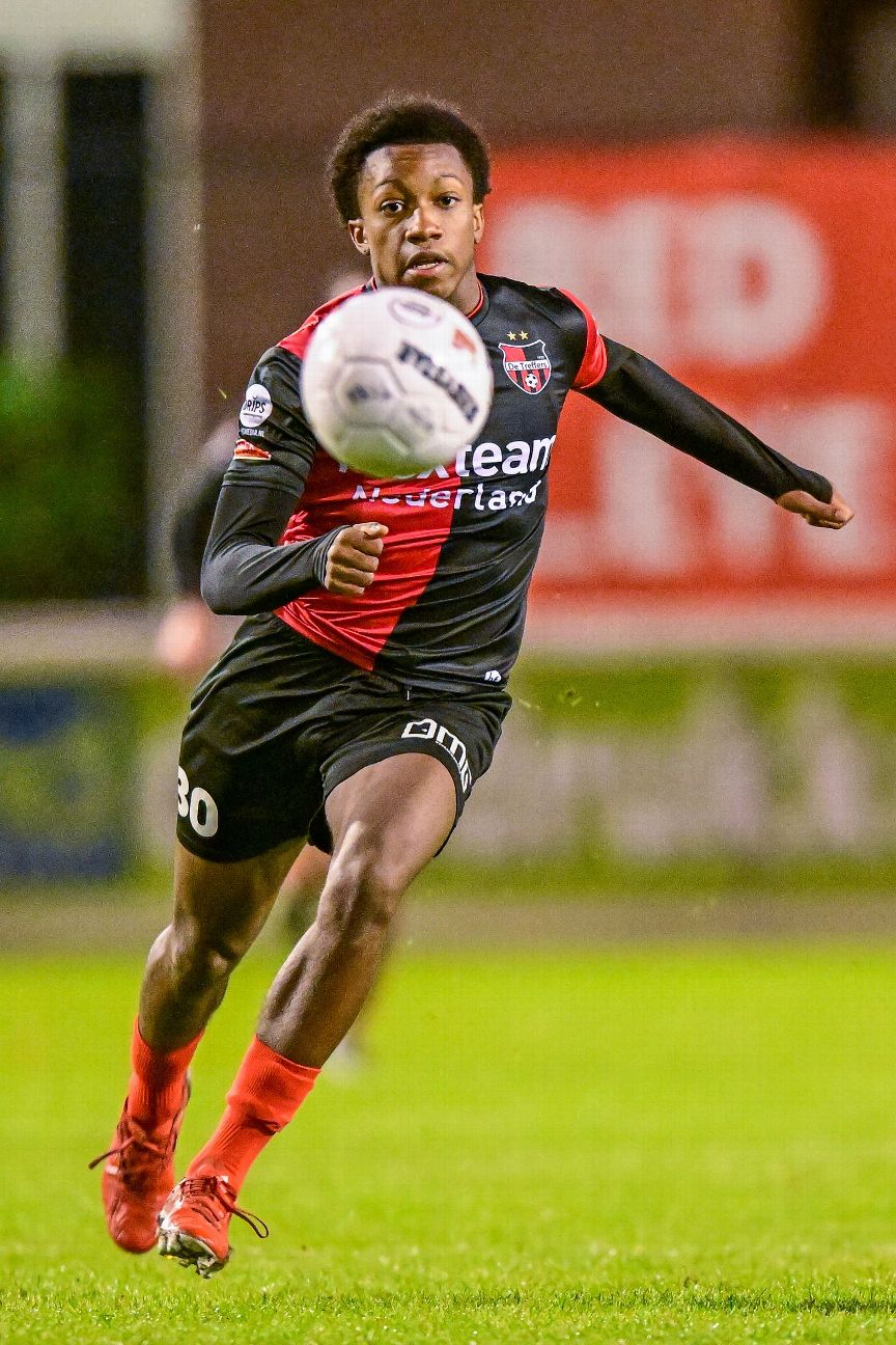 Tegenslagen stuwen voormalig amateur Toppenberg tot contract bij AZ ...