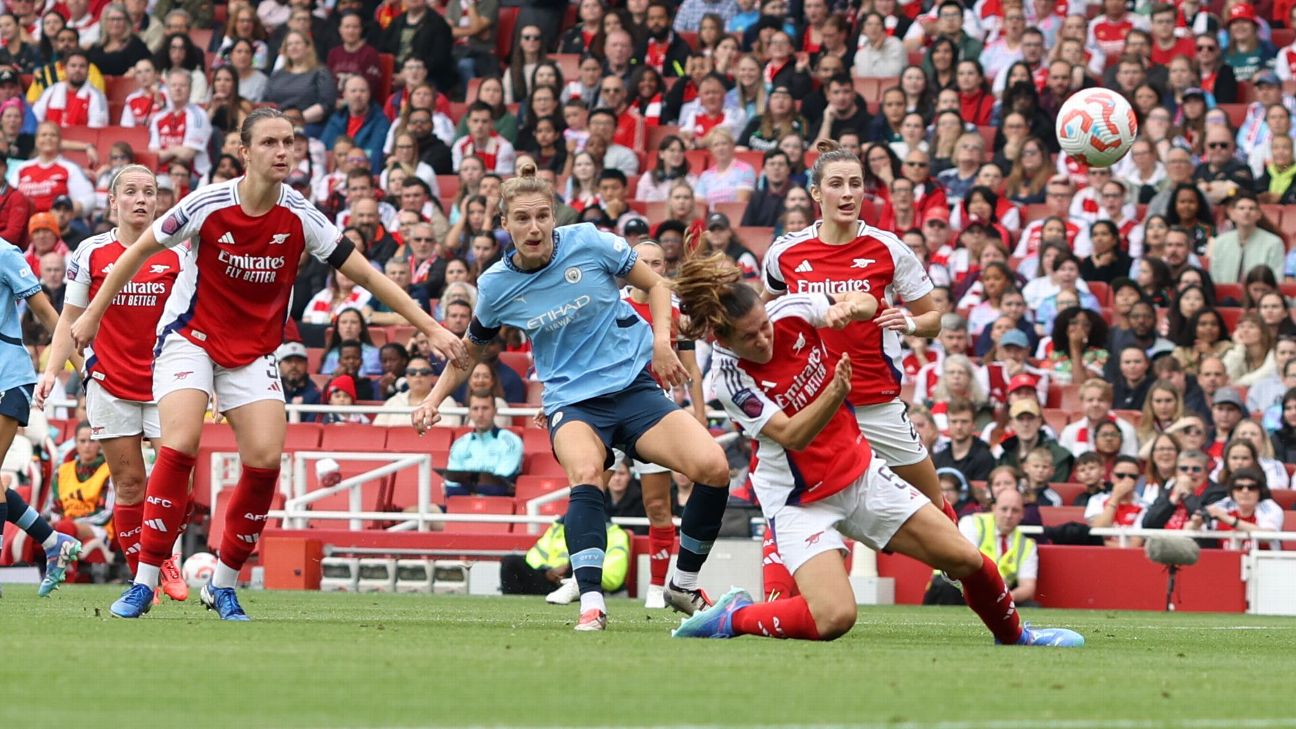 Vivianne Miedema of Manchester City scoring the equalising goal (1-1) during the Barclays Women's Super League match between Arsenal and Manchester City  [1296x729]