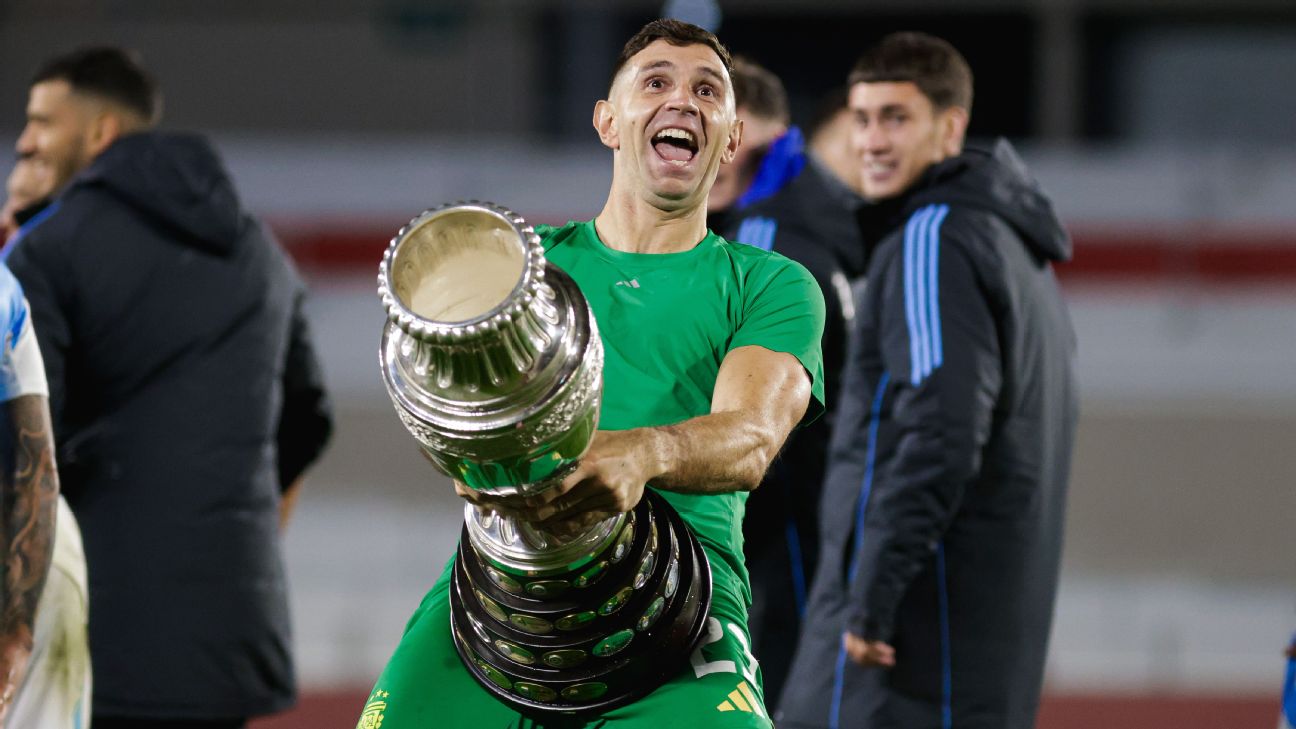 Emiliano Martinez trophy celebration [1296x729]