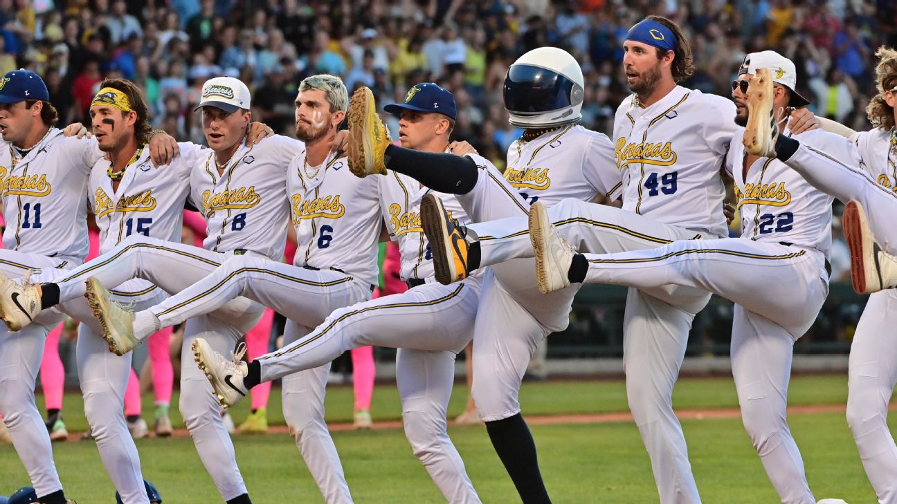 Savannah Bananas to visit 3 football, 18 MLB stadiums in '25 ABC7 Chicago