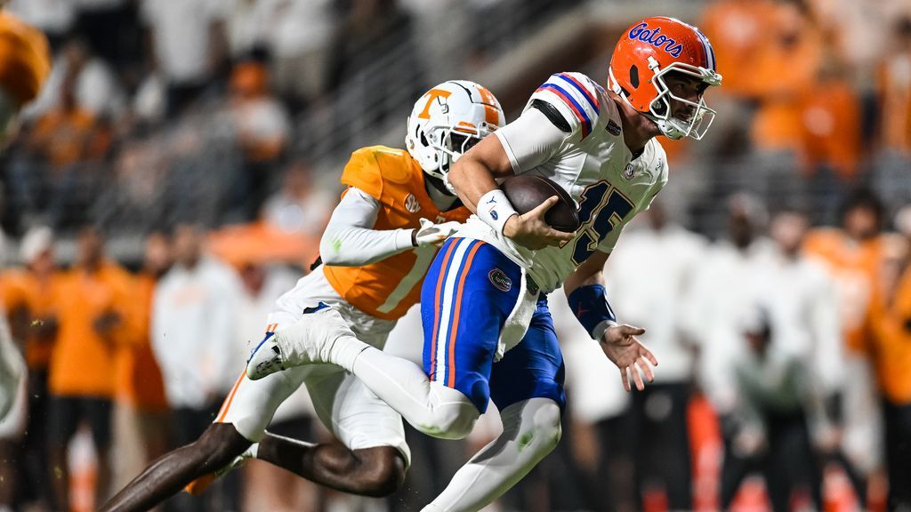 Florida QB Graham Mertz leaves loss with lower leg injury - ESPN