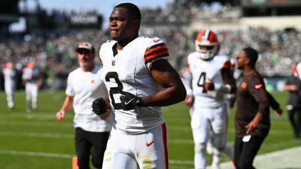 Cleveland Browns wide receiver Amari Cooper leaves the field after the second quarter during the game between the Browns and Philadelphia Eagles on Oct. 13, 2024 at Lincoln Financial Field in Philadelphia. [608x342]