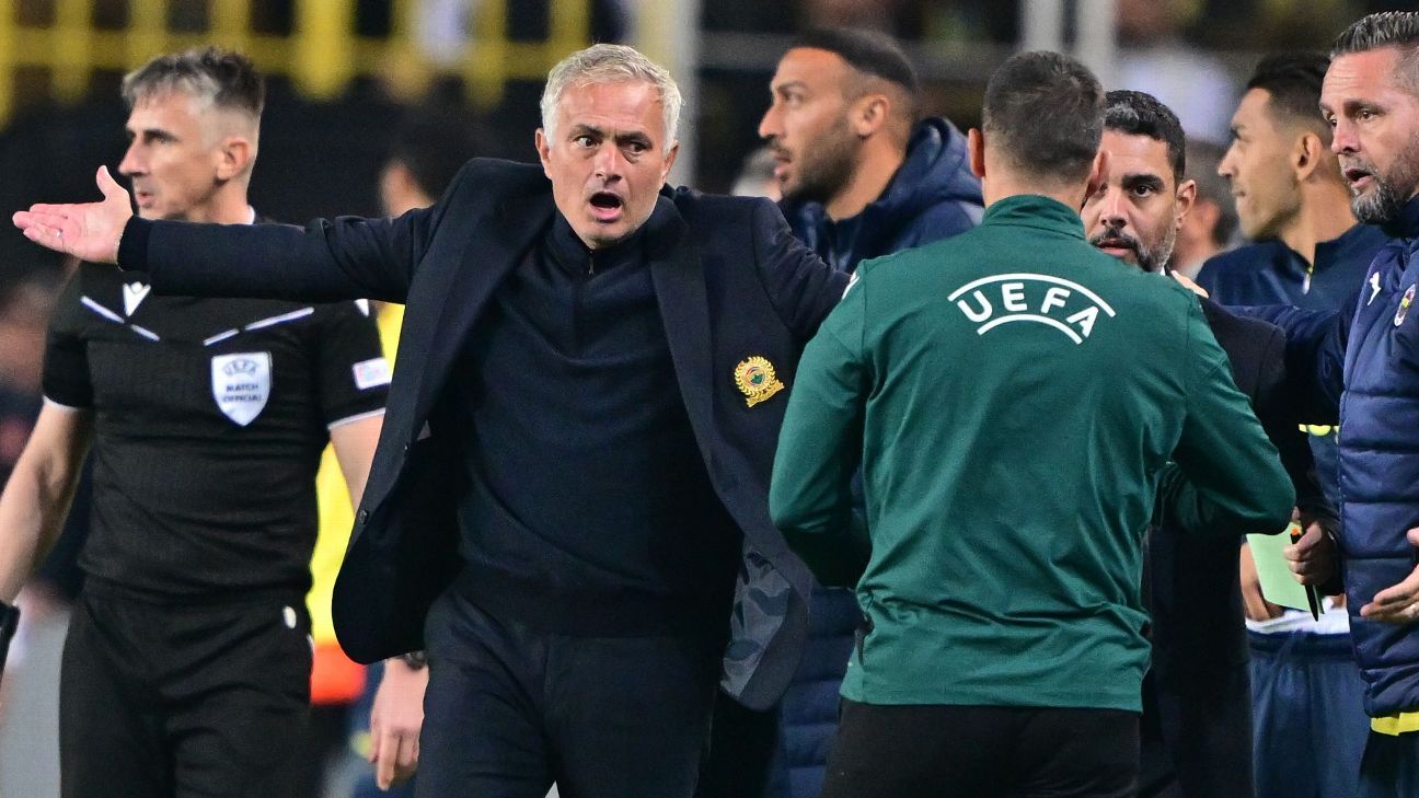 Jose Mourinho mocks referee after red card against Man United - ESPN