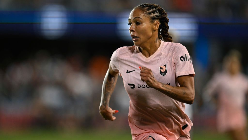 Sydney Leroux dengan seragam Angel City FC