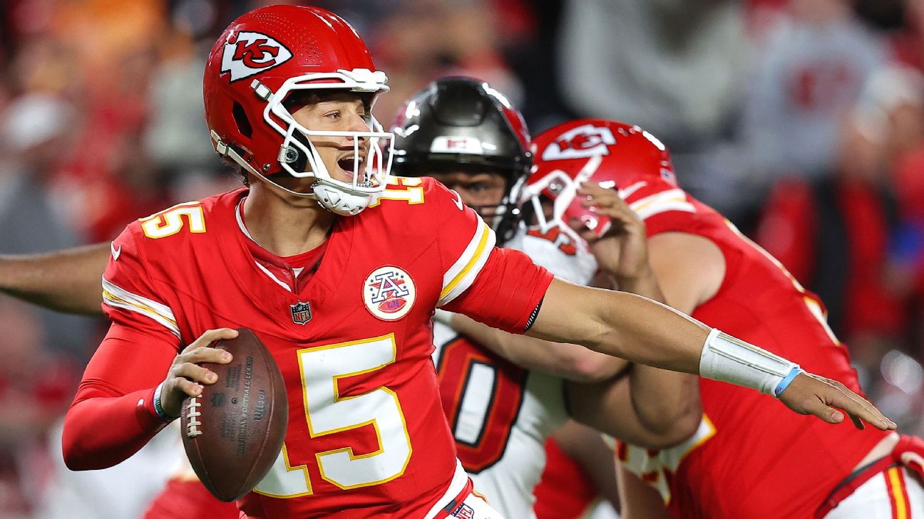 Chiefs survive OT, Mahomes injury scare to beat Bucs - ESPN