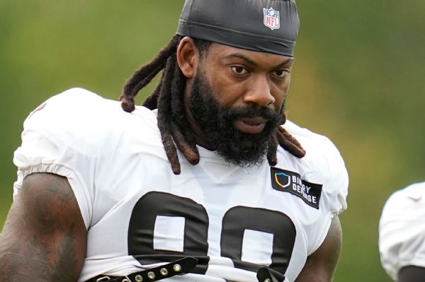 Falcons' Za'Darius Smith retired last year due to mother's health