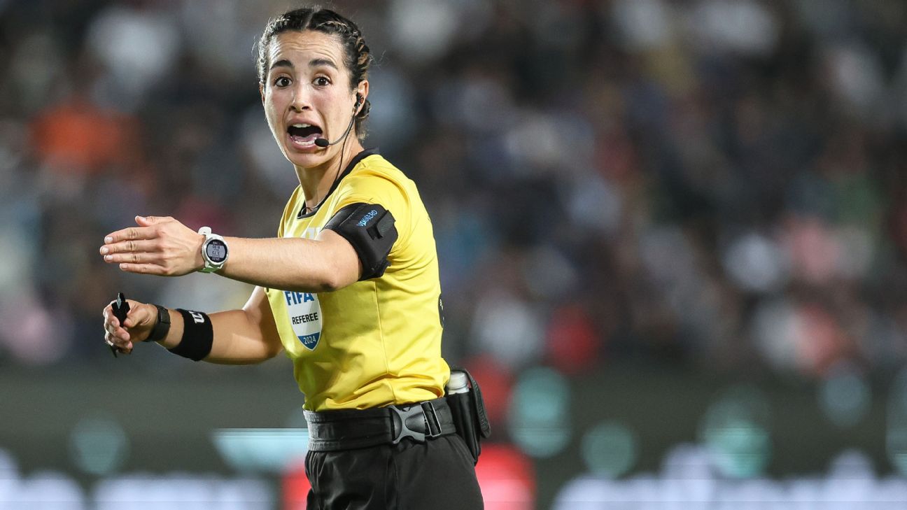 Alexa Archundia árbitro mexicano en un partido internacional
