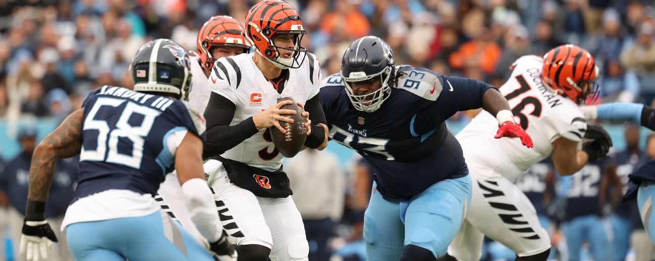 Titans' 362-pound DT T'Vondre Sweat stiff-arms on fumble return - ESPN