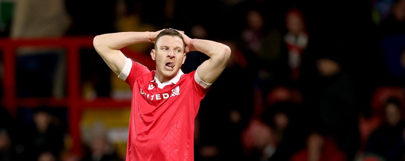 Wrexham's Parkinson: Paul Mullin, Ollie Palmer to remain at club - ESPN