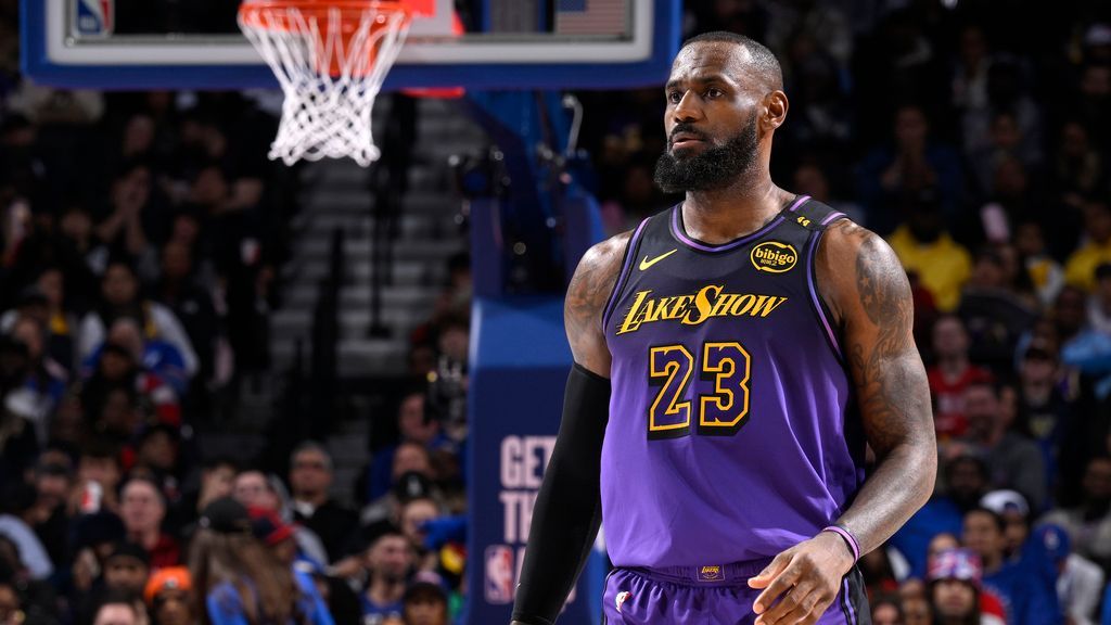 lakers wearing blue jersey