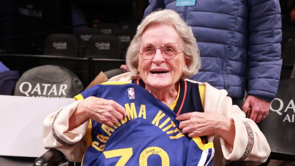 Super fan Kitty Ford receives a signed jersey from Golden State Warriors guard Stephen Curry.