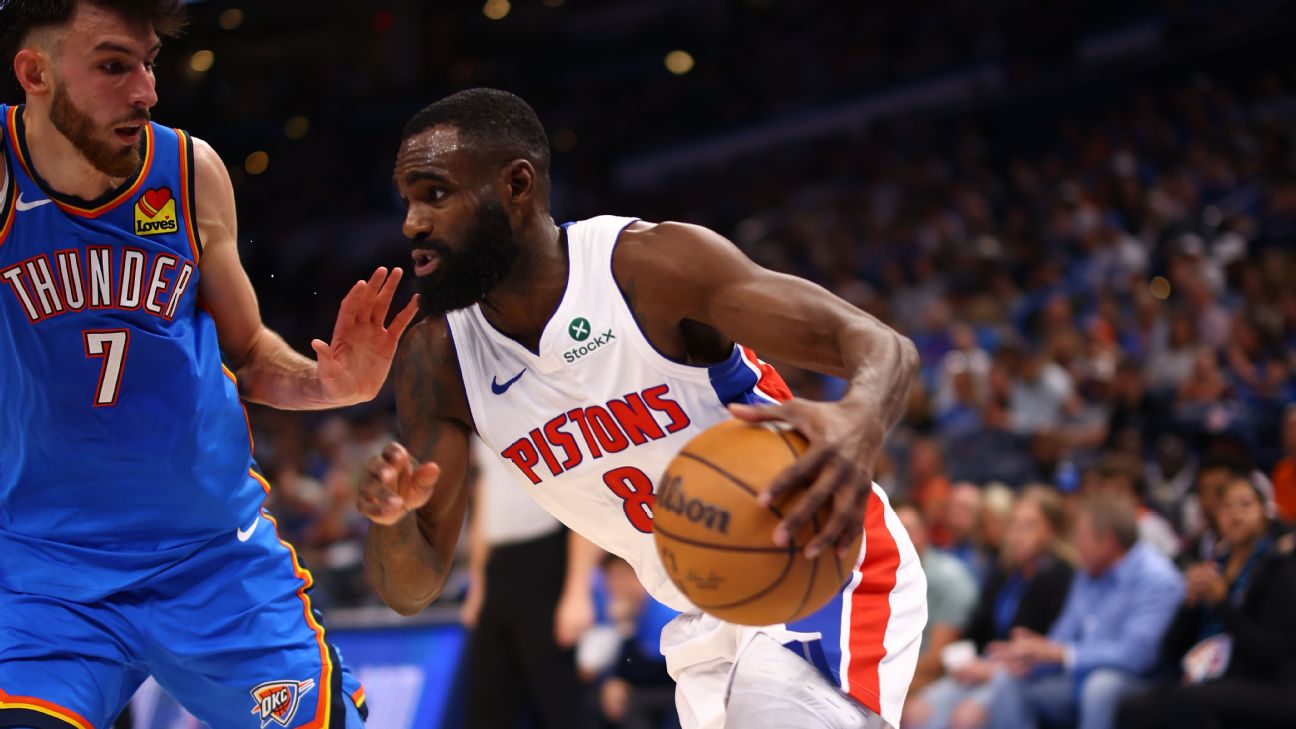 Tim Hardaway Jr. dribbles the ball vs. Oklahoma City Thunder at Paycom Center in Oklahoma City, Oklahoma, on April 2, 2025.