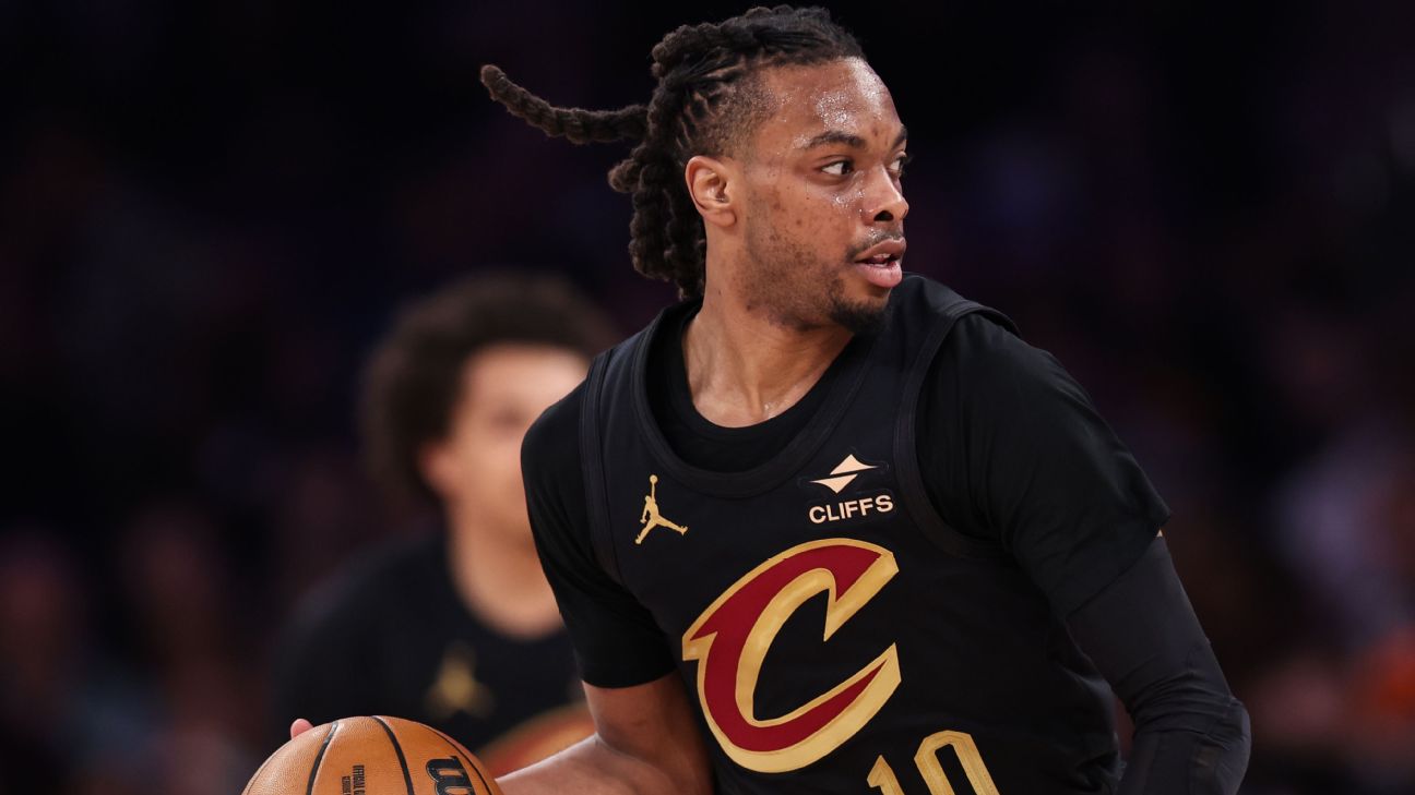 Darius Garland de los Cleveland Cavaliers maneja el balón contra los New York Knicks en el Madison Square Garden en la ciudad de Nueva York el 11 de abril de 2025.