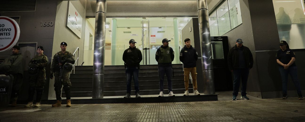 Policía registra clínica donde estuvo Maradona antes de morir