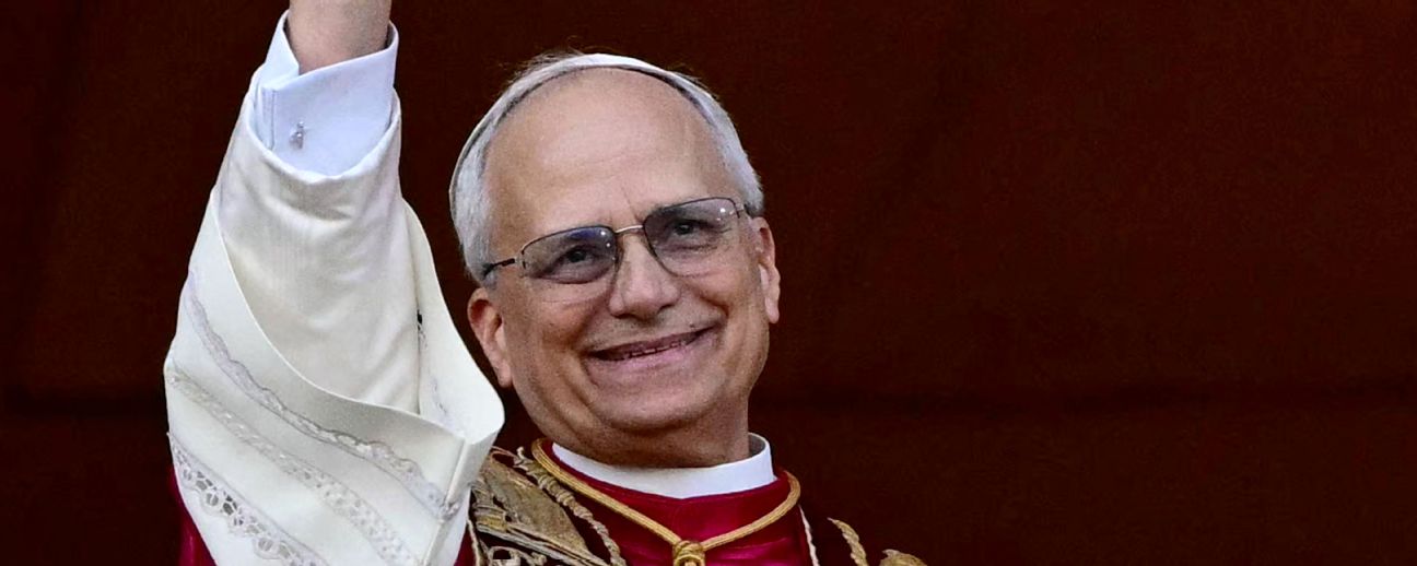 El recién elegido Papa León XIV, Robert Prevost, se dirige a la multitud desde el balcón central de la Basílica de San Pedro por primera vez, tras la clausura del cónclave de los cardenales en el Vaticano, el 8 de mayo de 2025.