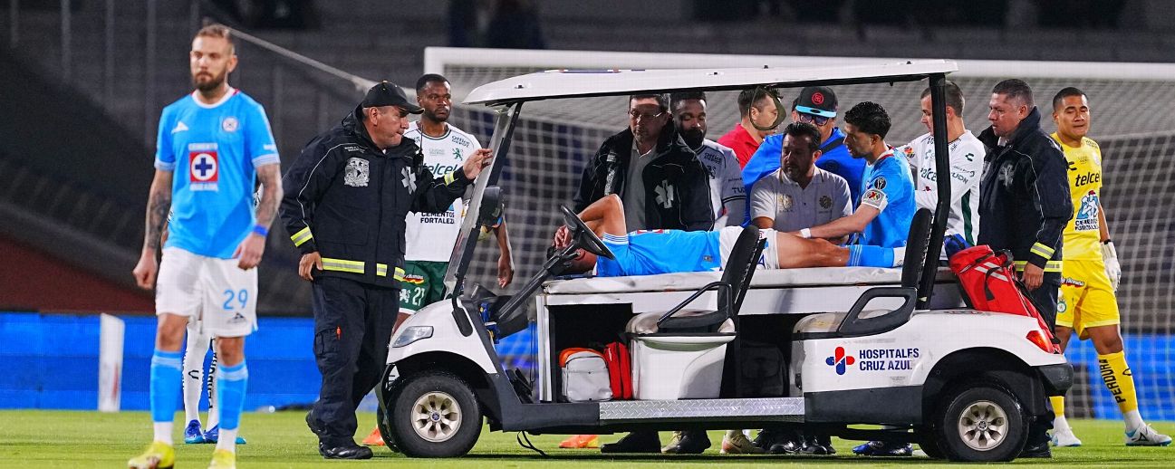 Cruz Azul vs León: Andrés Montaño dejó el partido por lesión