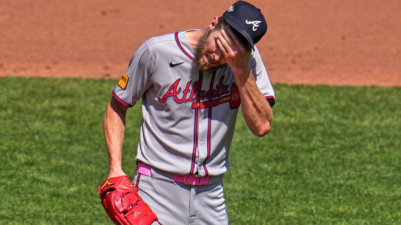 Braves place lefty Chris Sale on IL with fractured rib cage - ESPN