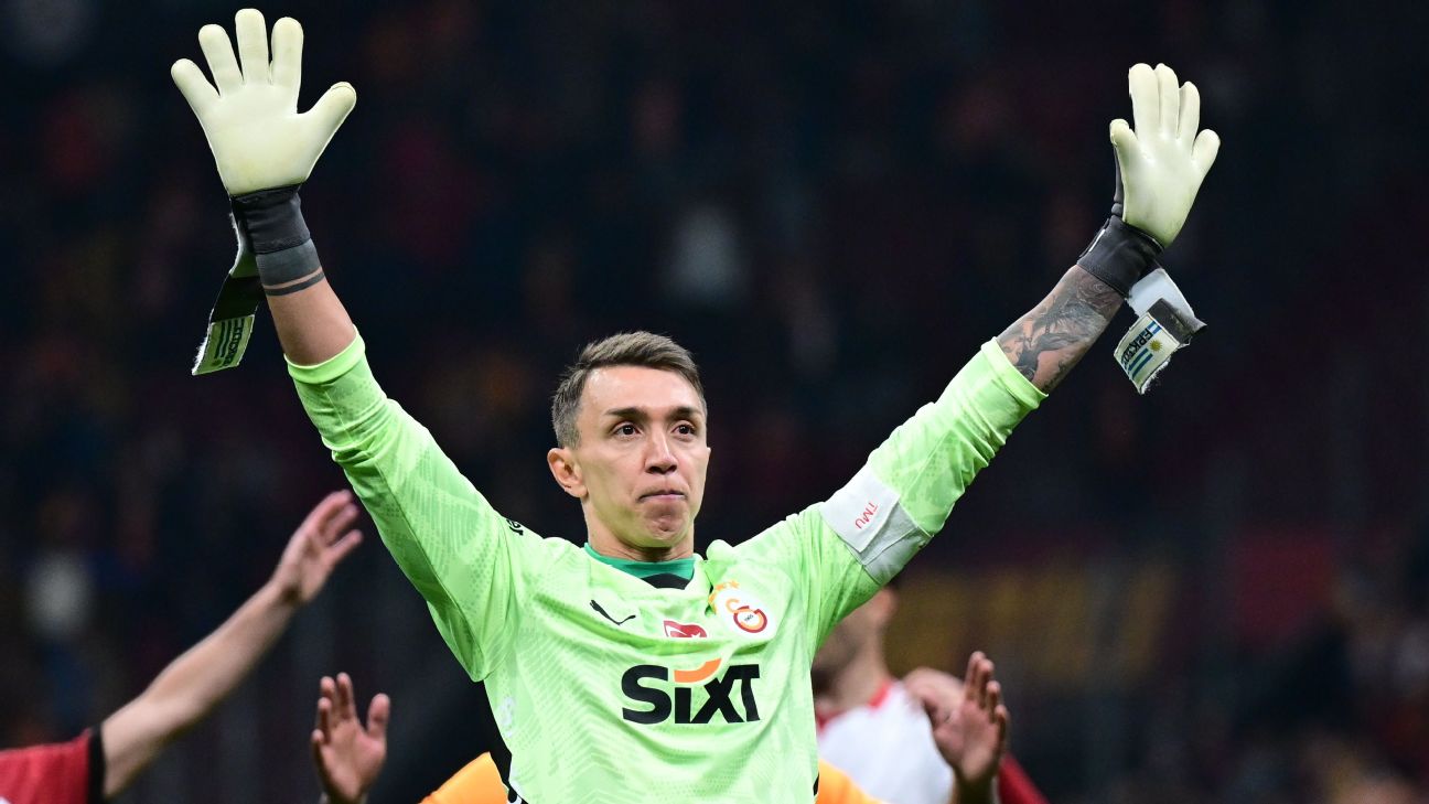 galatasaray-gk-fernando-muslera-scores-pen-to-clinch-league-title