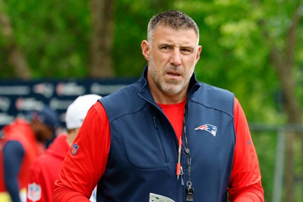 Patriots' Mike Vrabel bloodied after jumping into practice scrum