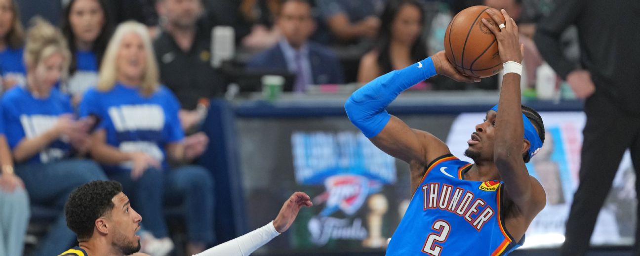 Shai Gilgeous-Alexander, máximo anotador de Oklahoma City Thunder en los dos primeros partidos de las Finales de la NBA, tira al aro.