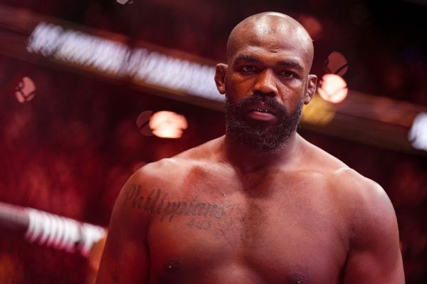 UFC's Jones needs hip replaced, still wants fight at White House